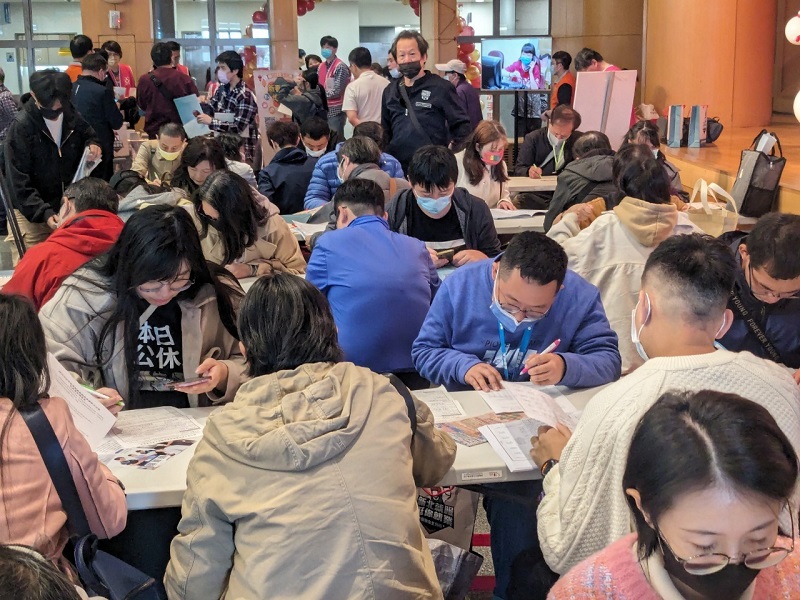 民眾填寫履歷。(圖/新北市政府提供))