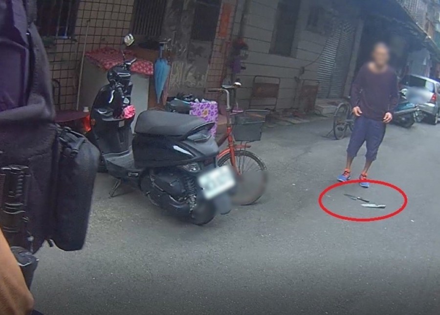 爆氣雙刀男站門外 嚇壞路人報警送辦 225 cnews204240604a07