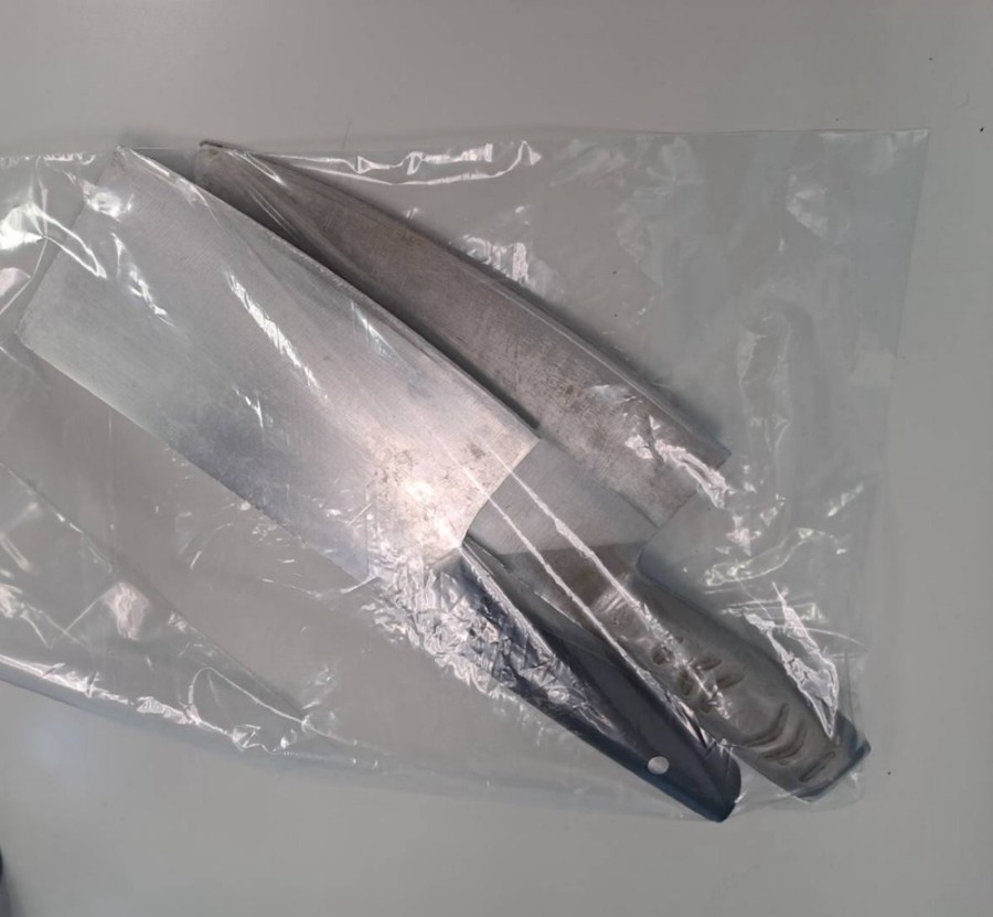 爆氣雙刀男站門外 嚇壞路人報警送辦 226 cnews204240604a08