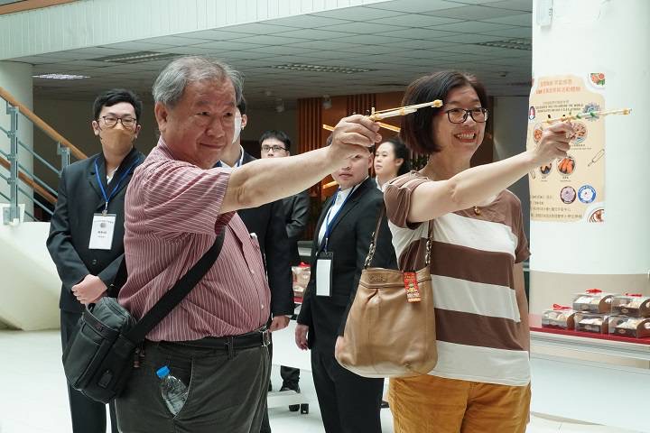 工研院退休族周吉人邀夥伴到中華大學,體驗新鮮有趣的智慧樂齡平台新科技。(圖/記者黃溎芬翻攝)
