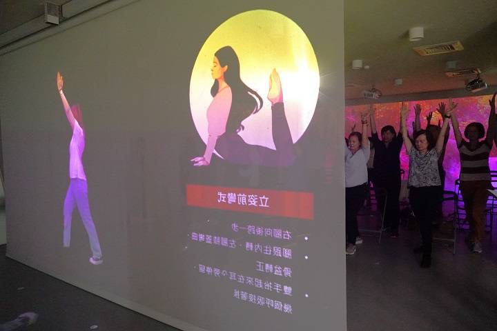 華大觀光學院設計瑜珈療癒課程,落實AI智慧樂齡USR在地關懷。(圖/記者黃溎芬翻攝)
