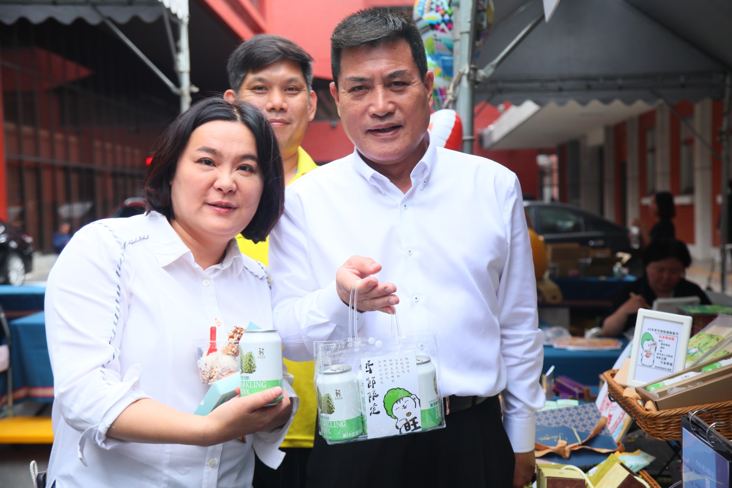 國民黨立委陳玉珍(左)和黃仁都身體力行,希望能順利將台灣農產品銷售到大陸。(記者包克明 攝)