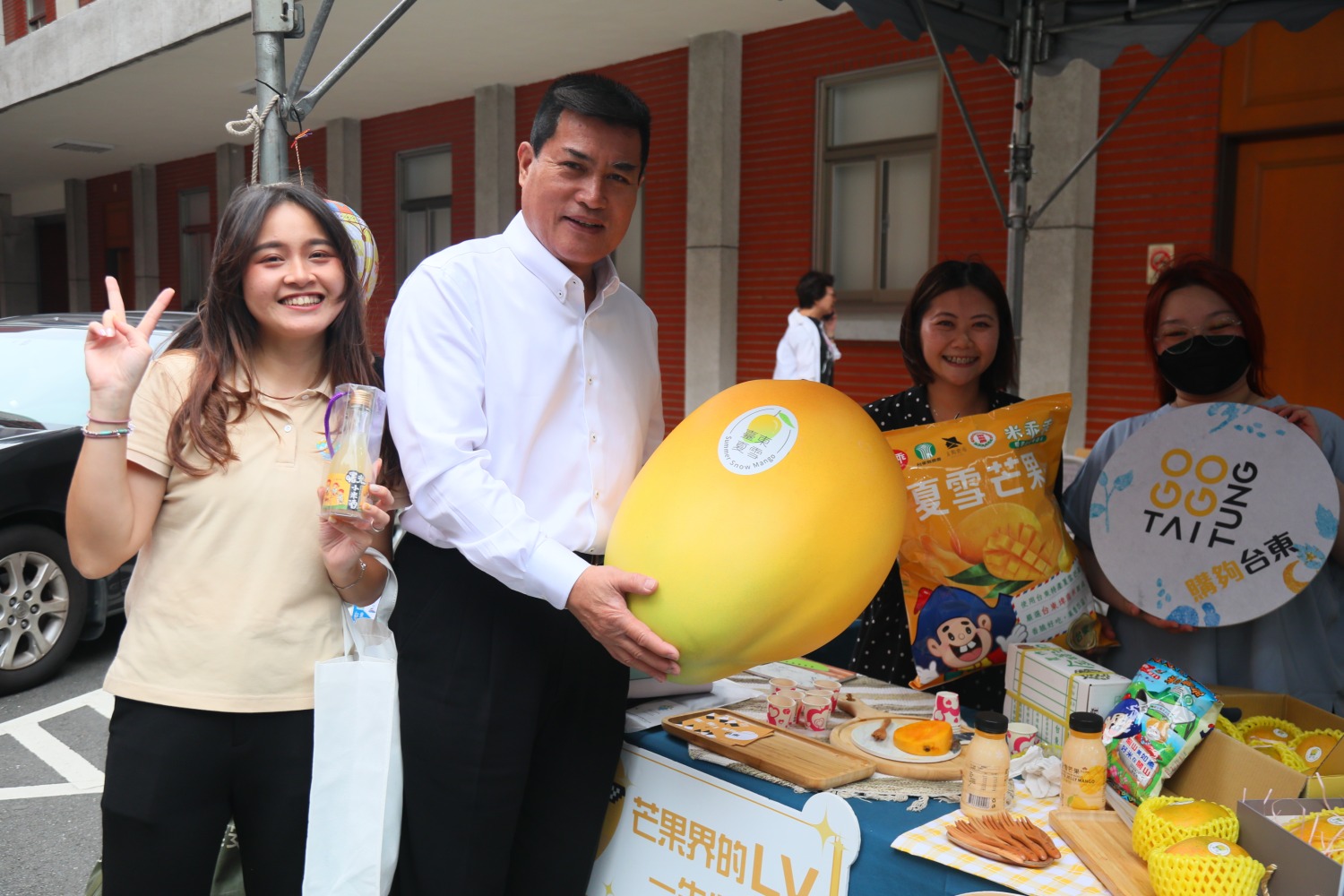 國民黨平地原住民立委黃仁力挺台灣農產品銷售。(記者包克明 攝)