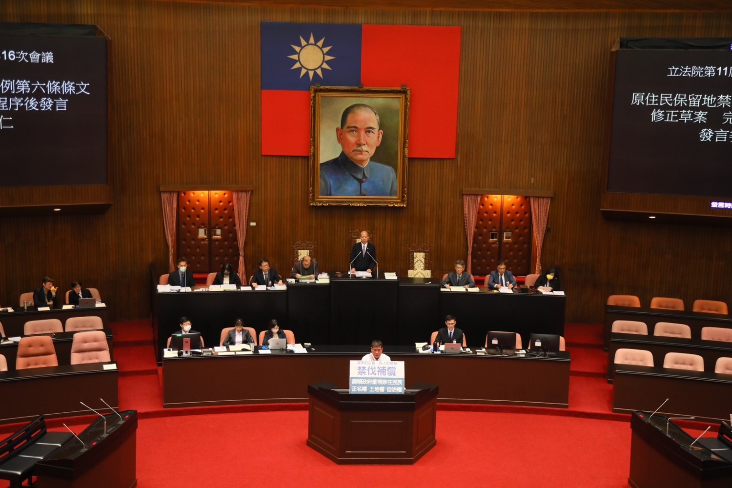黃仁表示，對於支持禁伐補償修法每公頃增至6萬元修法完成三讀的委員同僚們表示感謝。(記者包克明 攝)