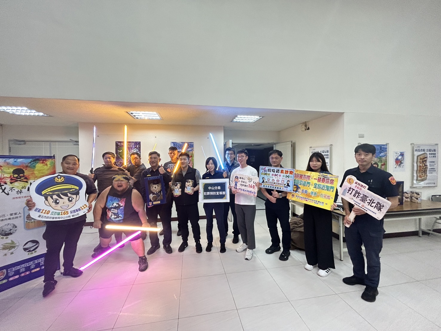 AI換臉偽造詐騙宣導影片錄製現場,中山波麗士與光劍大師合作揭露詐騙手法。(記者薛秀蓮翻攝)