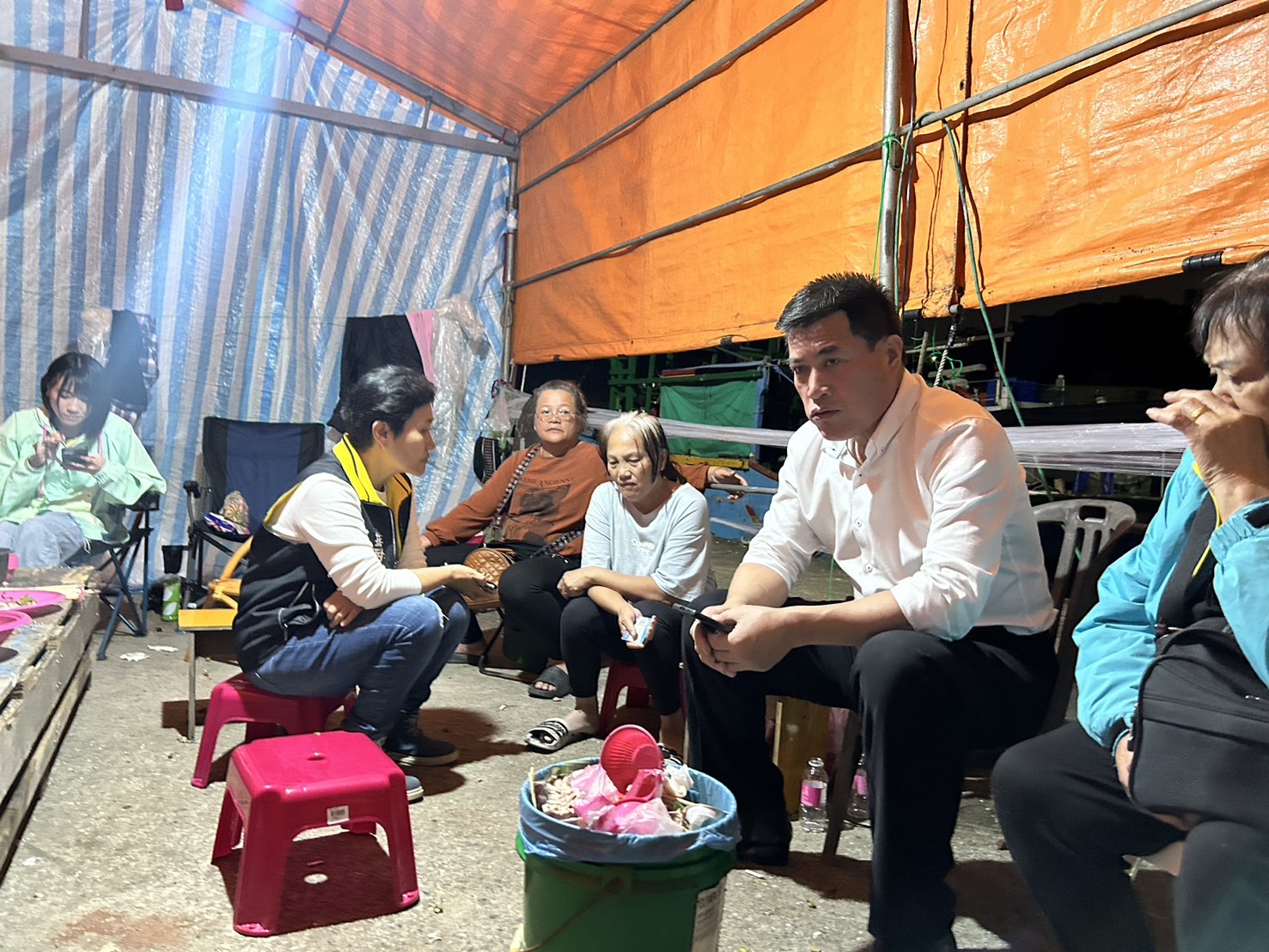 黃仁親自陪伴鄭姓原住民船員家屬，期盼鄭員能化險為夷。(記者包克明 攝)