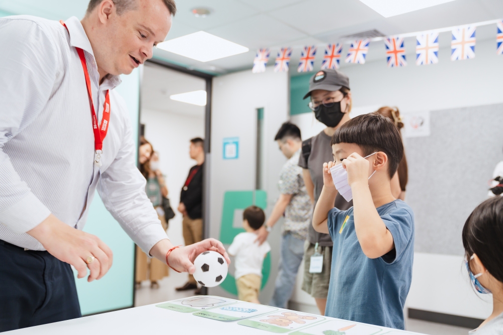 由專業英語教師們引導孩子們進入學習狀態。(圖/英國文化協會)