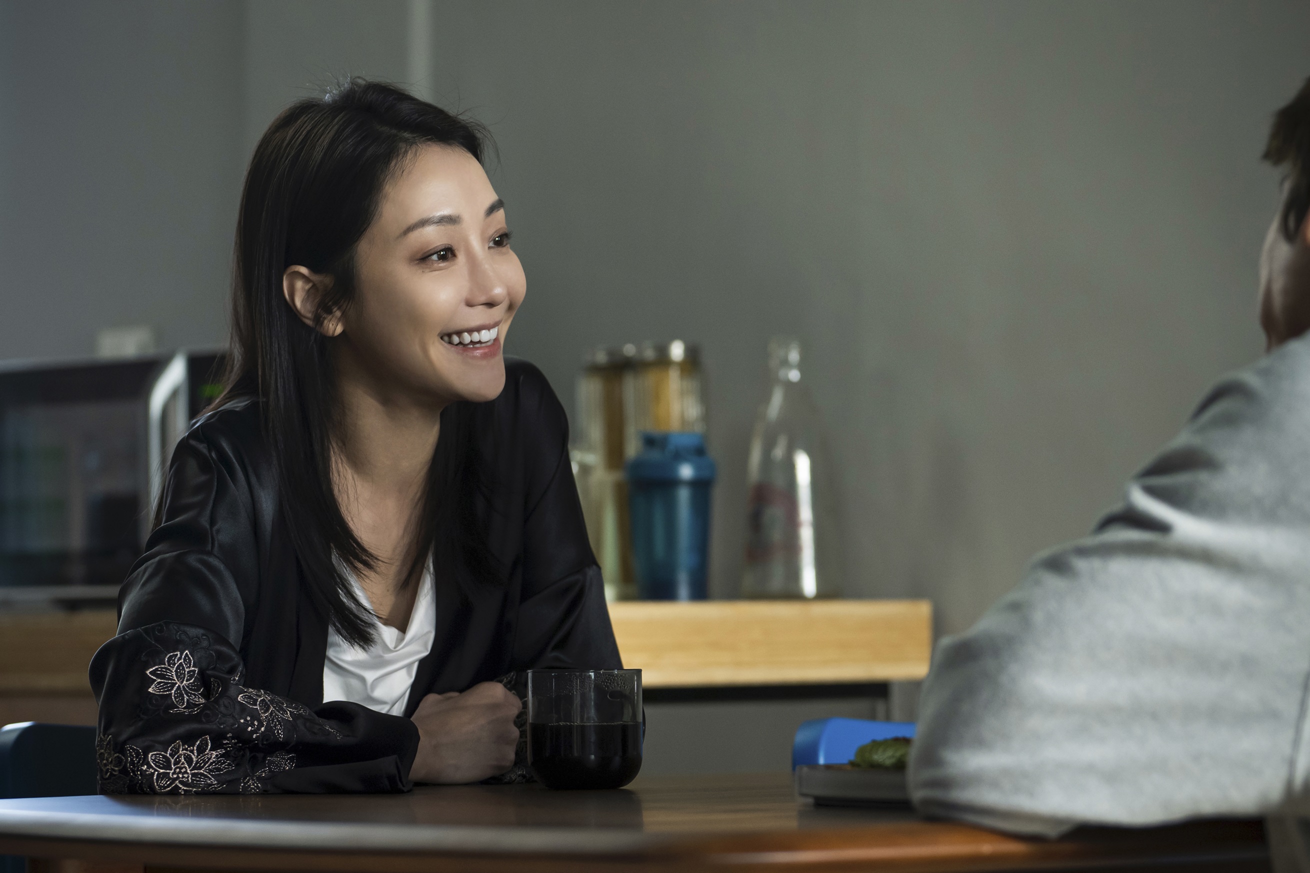 謝欣穎在《愛的噩夢》飾演 愛到迷信,會瞞著對方去求神拜佛的角色。圖/華映娛樂提供