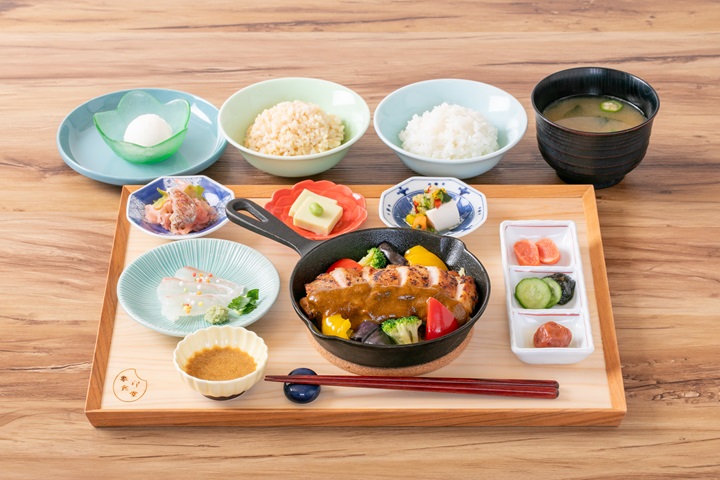 象印食堂大阪本店推出全新午餐「象印御膳」(附鯛魚茶泡飯,1980日圓含稅)。 圖:象印マホービン株式会社/提供