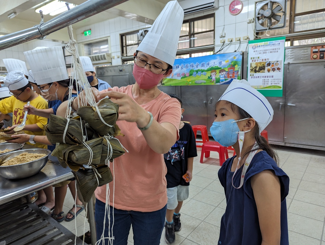 漾新聞|梓官國小粽香傳溫情 親師生邀請新住民家庭同樂包粽慶端午