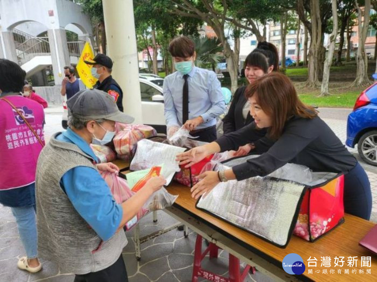 桃園市政府社會局結合善心團體，為街友們舉辦了系列活動，迎接佳節。
