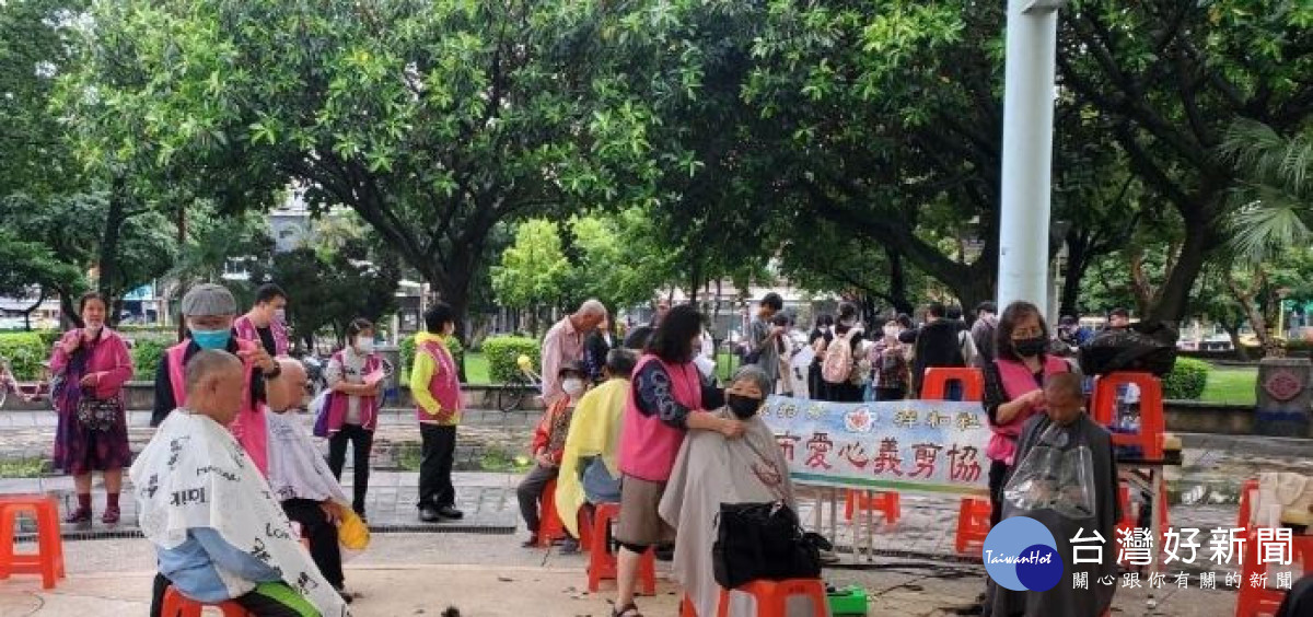 桃園市政府社會局結合善心團體,為街友們舉辦了系列活動,迎接佳節。<br /><br /> <br /><br />