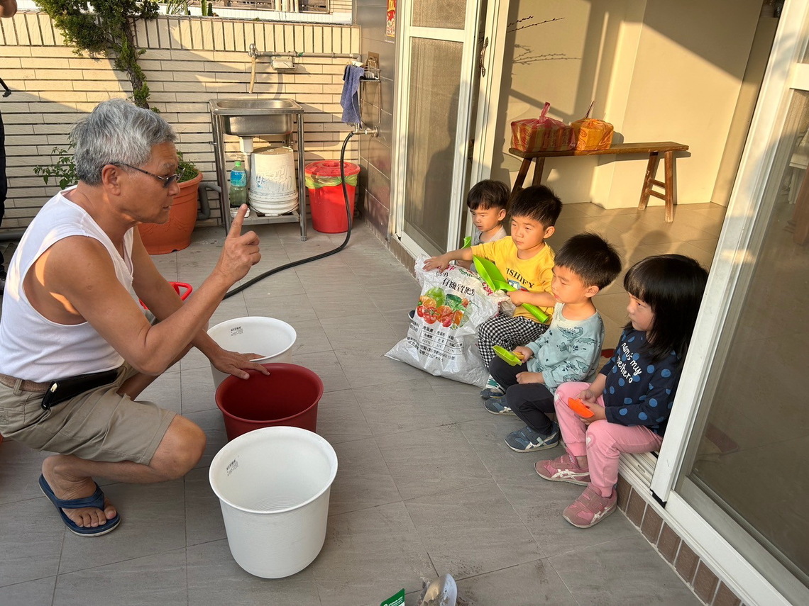 高雄鳳山一位老農夫教小小農夫種作物 食農教育從童年開始