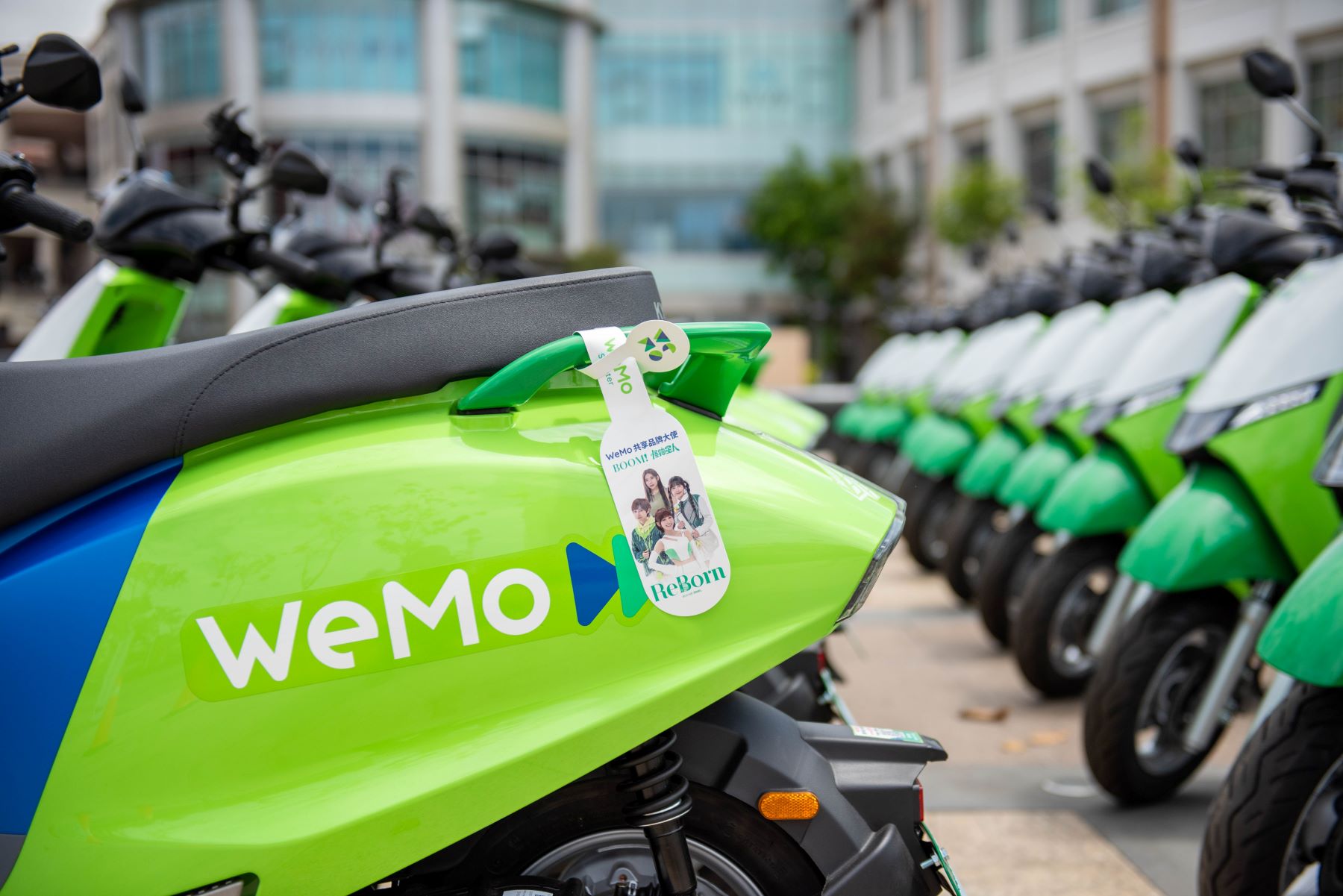 ▲BOOM！怪物星人代言WeMo Scooter。(記者 陳宜汶翻攝)