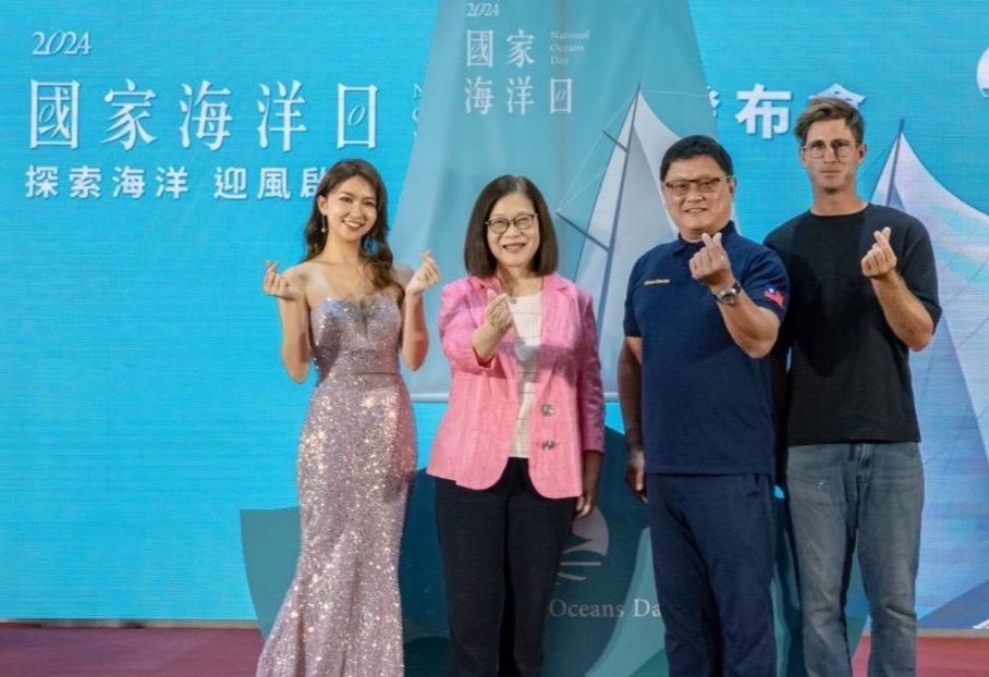 ▲海洋委員會管碧玲主委(左2)與國家海洋日3位代言人-鄭婷怡小姐(左1)、台灣身心障礙潛水協會陳克誠理事長(右2)、台東帆船學校創辦人小飛教練(右1)，共同宣傳國家海洋日活動。(記者 陳宜汶 翻攝)