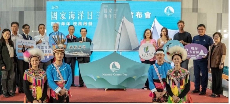 ▲「2024第五屆國家海洋日」活動發布會啟動儀式，由管碧玲主委及貴賓一同拉開船帆，象徵探索海洋 迎風啟航（圖:記者 陳宜汶 翻攝）