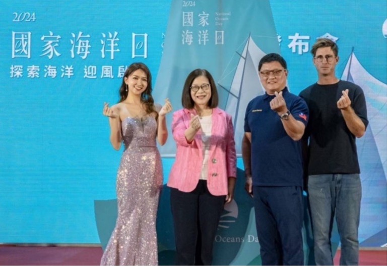 ▲海洋委員會管碧玲主委(左2)與國家海洋日3位代言人-鄭婷怡小姐(左1)、台灣身心障礙潛水協會陳克誠理事長(右2)、台東帆船學校創辦人小飛教練(右1)，共同宣傳國家海洋日活動（圖:記者 陳宜汶 翻攝）