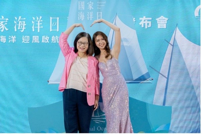 ▲海洋委員會管碧玲主任委員與「2024第五屆國家海洋日」代言人鄭婷怡小姐共比愛心，代表對海洋無盡的愛（圖:記者 陳宜汶 翻攝）