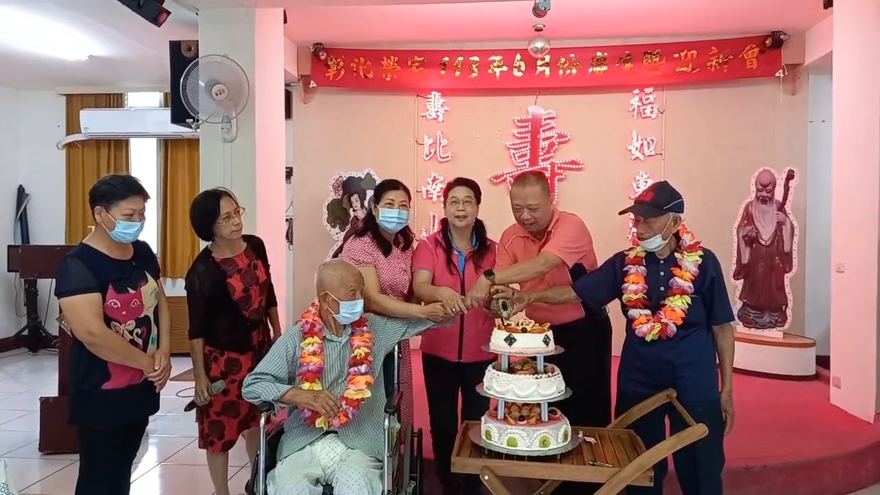 ▲彰化榮家舉行六月份住民慶生會,國彰志工協會探訪彰化榮家,為壽星們獻上最深的祝福。(記者張溎壕攝)