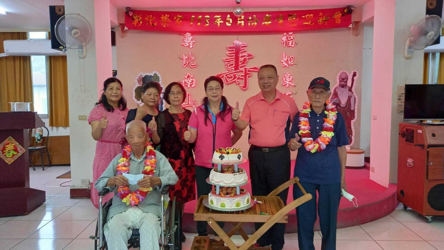 ▲彰化榮家舉行六月份住民慶生會，國彰志工協會探訪彰化榮家，為壽星們獻上最深的祝福。（記者張溎壕攝）