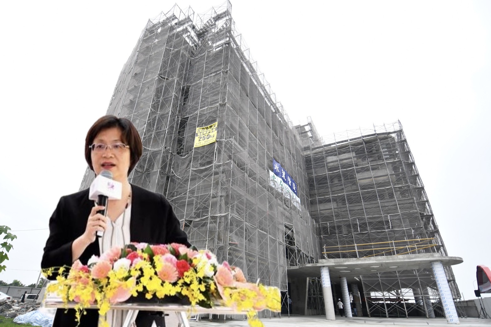 ▲埤頭鄉綜合式長照服務暨衛生所大樓新建工程舉行上梁典禮,由彰化縣長王惠美主持,完工後,將提供0至100歲的全方位服務。(記者張溎壕攝)