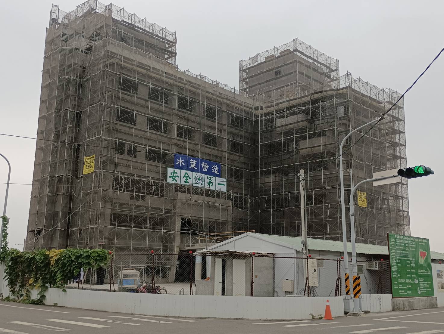 ▲埤頭鄉綜合式長照服務暨衛生所大樓新建工程舉行上梁典禮，由彰化縣長王惠美主持，完工後，將提供0至100歲的全方位服務。（記者張溎壕攝）