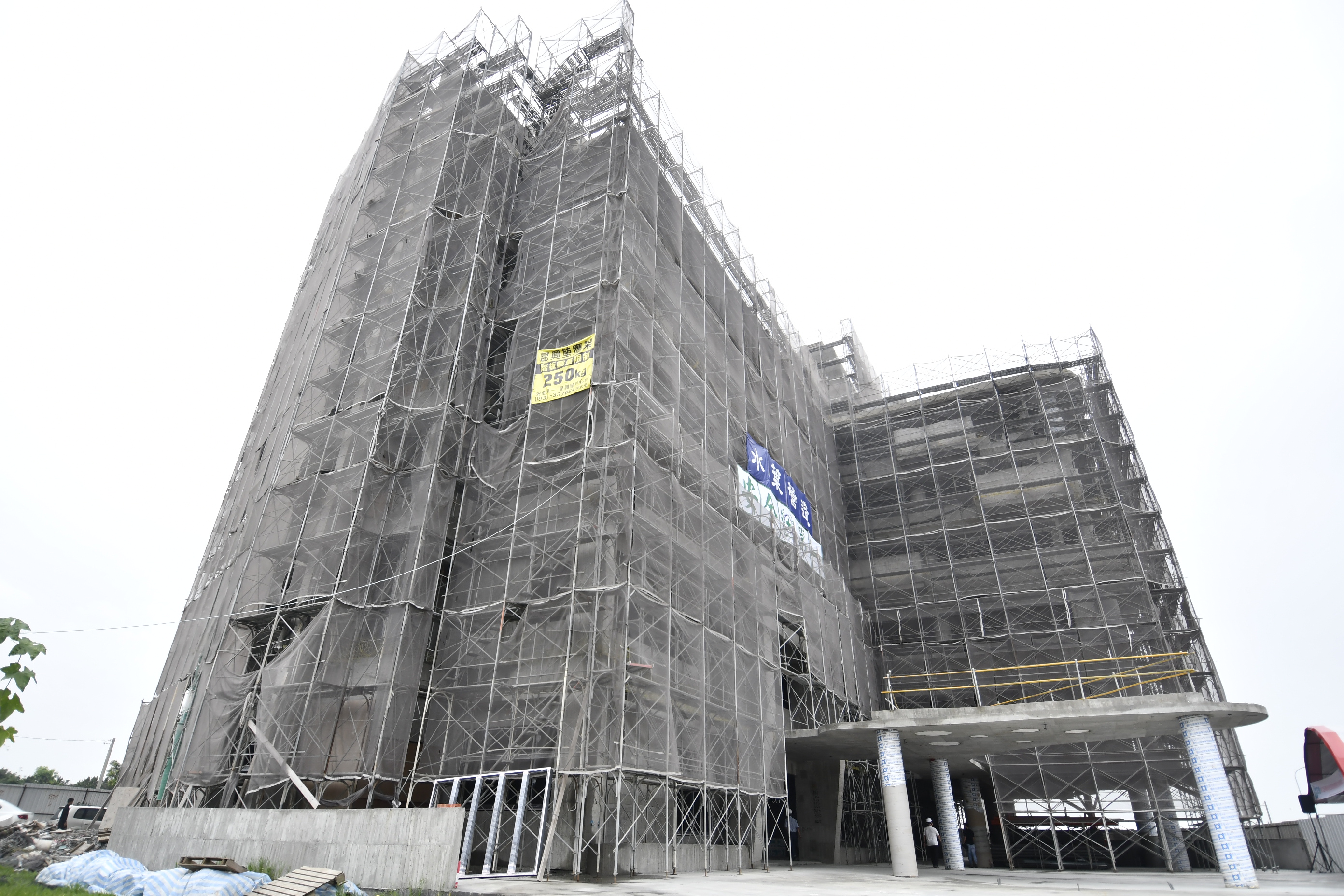 ▲埤頭鄉綜合式長照服務暨衛生所大樓新建工程舉行上梁典禮，由彰化縣長王惠美主持，完工後，將提供0至100歲的全方位服務。（記者張溎壕攝）