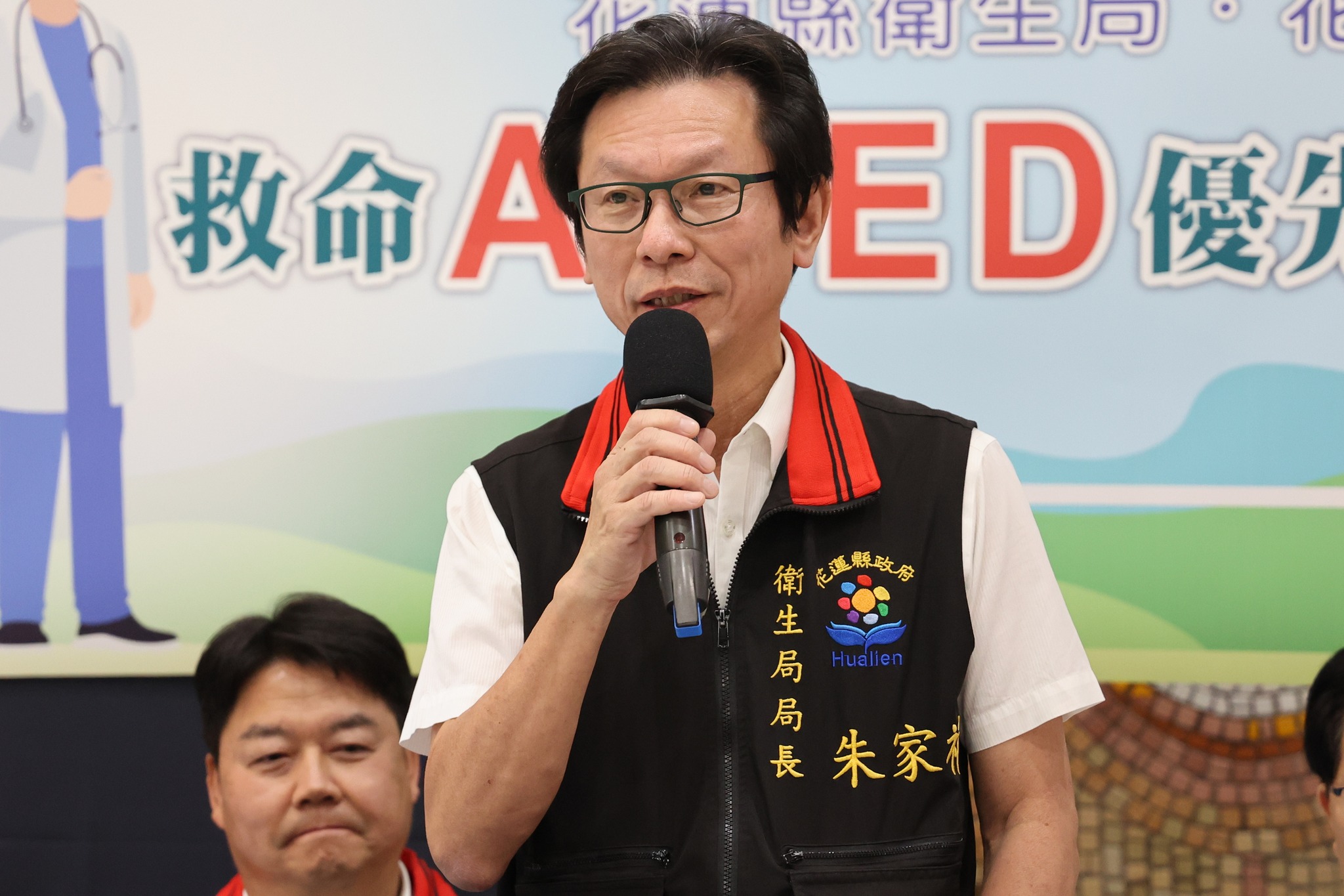 花蓮縣衛生局局長朱家祥表示，花蓮縣衛生局配合衛生福利部政策，積極推動「AED安心場所」認證，使配備AED的場所內7成以上的工作人員，完成施作CPR及操作AED的訓練，並取得證照。