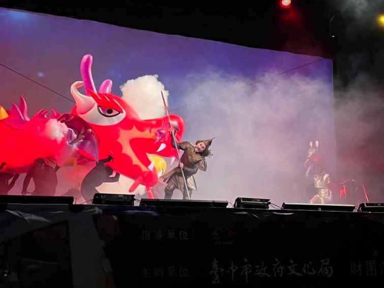 ▲為了帶給花蓮的孩子正能量和希望，台中市長盧秀燕特別籌措經費，力邀紙風車劇團前往花蓮演出《唐吉軻德冒險故事》。（台中市政府提供）