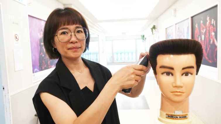 ▲進修部二技李美玲榮獲沙龍款甲片凝膠彩繪、靜態指推波紋、靜態男子平頭髮型3項冠軍，很難想像她原在診所上班，進了建國才開始被鼓勵考證照和比賽，4-5年下來就脫胎換骨成為三冠王。（記者林明佑攝）