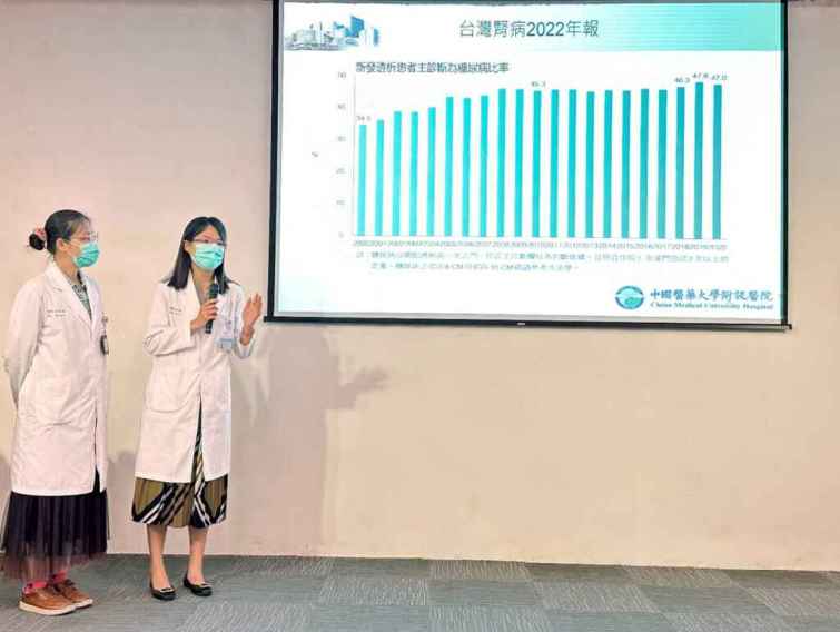 ▲中醫部廖元敬醫師（右）提醒，糖尿病初期症狀可能不明顯，病人不了解嚴重性因而輕忽，到幾年後開始出現視力模糊、小便有泡沫、血壓難以控制等等問題才開始有警覺，但要注意是否腎功能已經出現問題。（中醫大附醫提供）