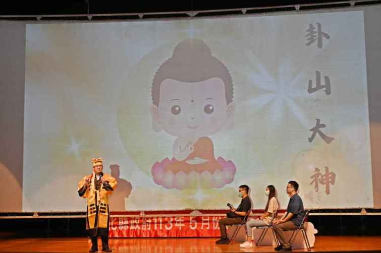 ▲彰警防詐宣導團這次話劇表演由刑警扮演「卦山大師」，以生動有趣的方式剖析詐騙集團的話術，現場反應熱烈。（彰化縣警察局提供）