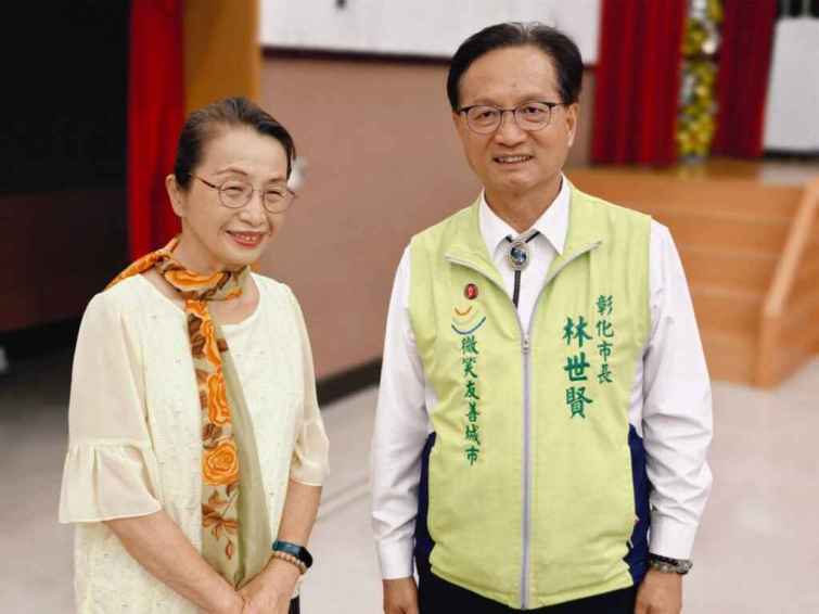 ▲彰化市長林世賢也特地抽空前往會場感謝大通電子公司的行善義舉。（記者林明佑翻攝）