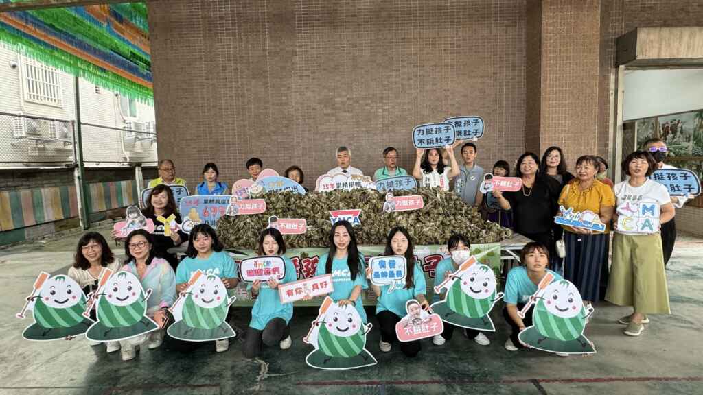 ▲彰化YMCA為了讓弱勢家庭也能一起幸福過端午,今天在蘭大衛紀念教會旁啟動「力挺孩子不餓肚子」愛心粽暨暑期營養午餐募集活動,透過社會大眾的參與將溫暖及時送到需要的家庭中。(彰化YMCA提供)