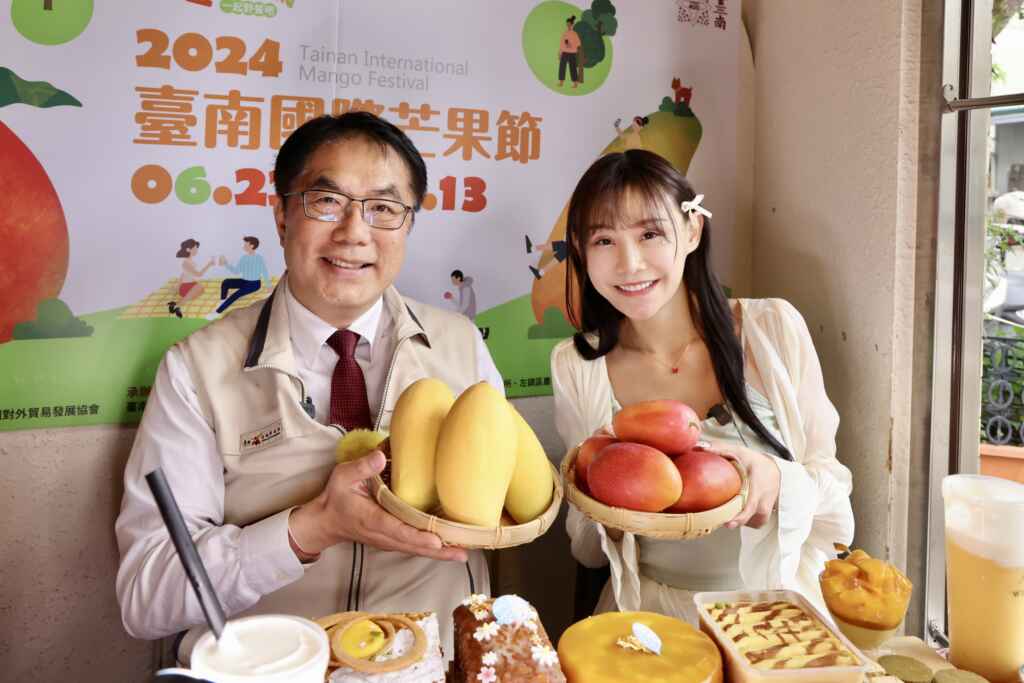 ▲Youtuber「泡芙」和台南市長黃偉哲聯手拍片宣傳芒果節活動。(台南市政府提供)