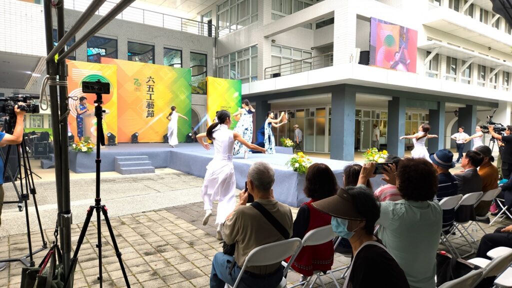 工藝中心70周年,宣告臺灣工藝人重要節慶「六五工藝節」,開幕式工藝走秀。(圖/陳惠玲攝影)