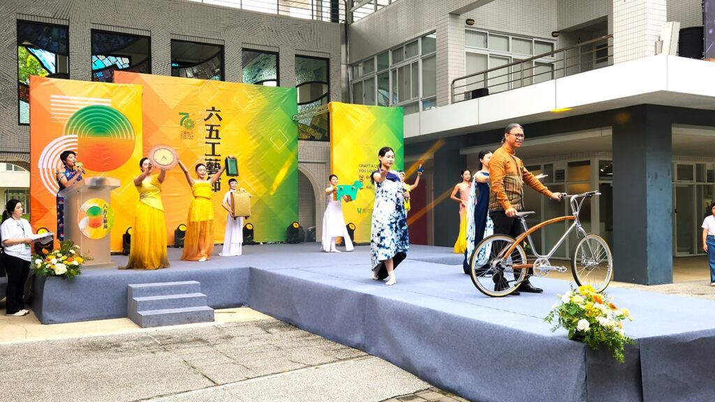 工藝中心70周年,宣告臺灣工藝人重要節慶「六五工藝節」,開幕式主任陳殿禮牽著木工藝自行車(工藝中心研創作品)走秀,展現工藝中心響應與實踐生活工藝美學。(圖/陳惠玲攝影)