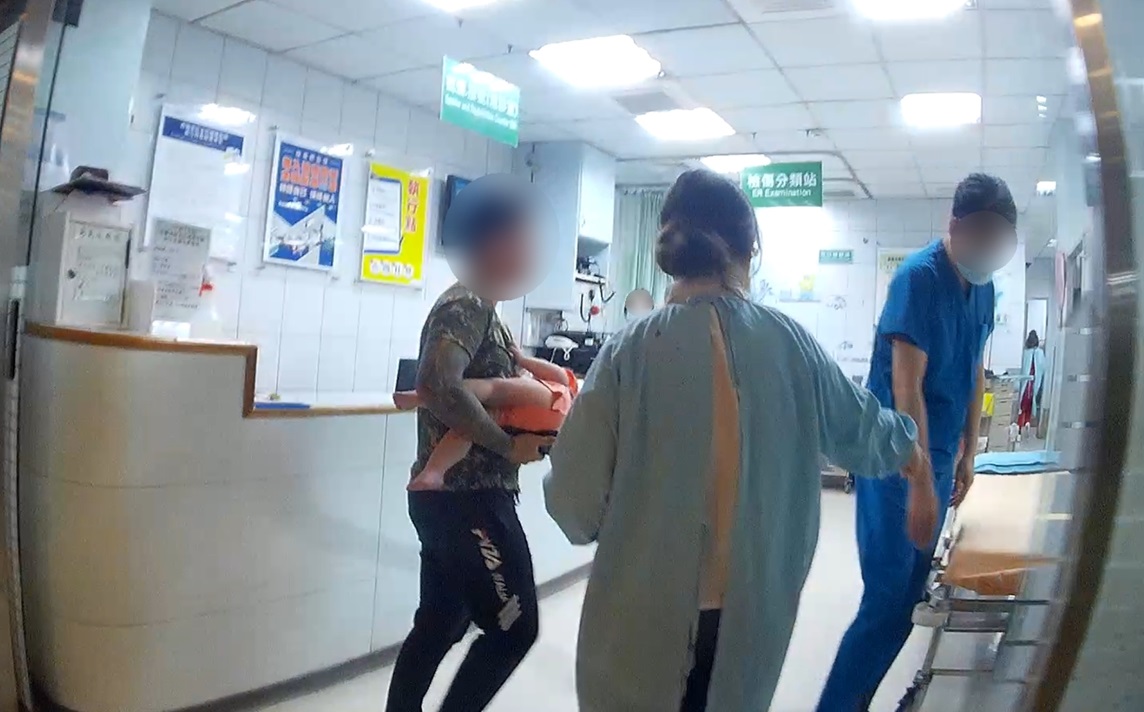 ▲圖說:發燒抽搐女童在警車護送下,3分鐘趕抵醫院急診室 (圖/台中市政府提供)