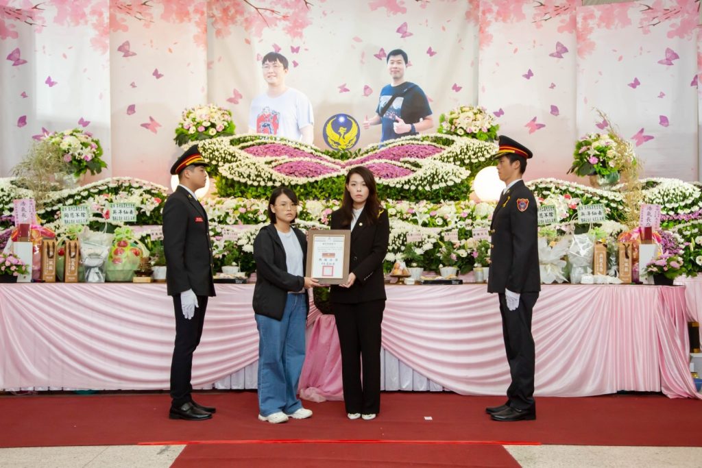 市長高虹安頒布「追晉令」，向2位英勇同仁致上最高敬意。（圖/記者林照東翻攝）