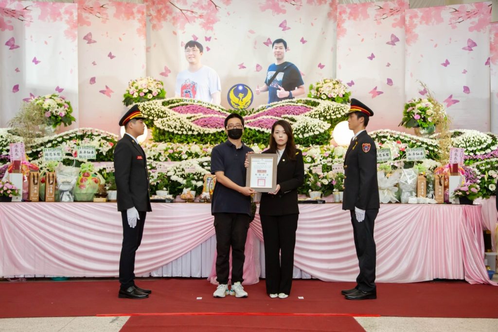 市長高虹安頒布「追晉令」，向2位英勇同仁致上最高敬意。（圖/記者林照東翻攝）