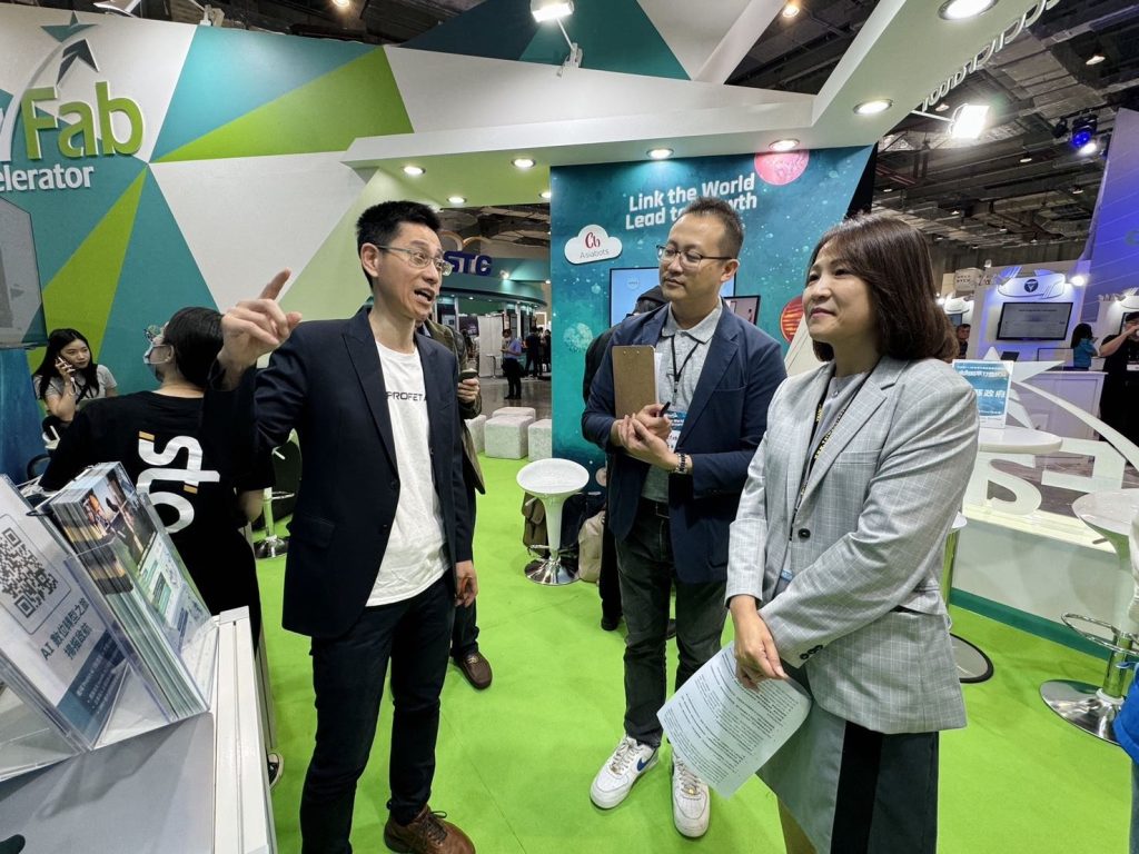 新竹AIOT加速器帶領新創團隊參展INNOVEX,杰倫智能產品介紹。(圖/新竹縣政府提供)