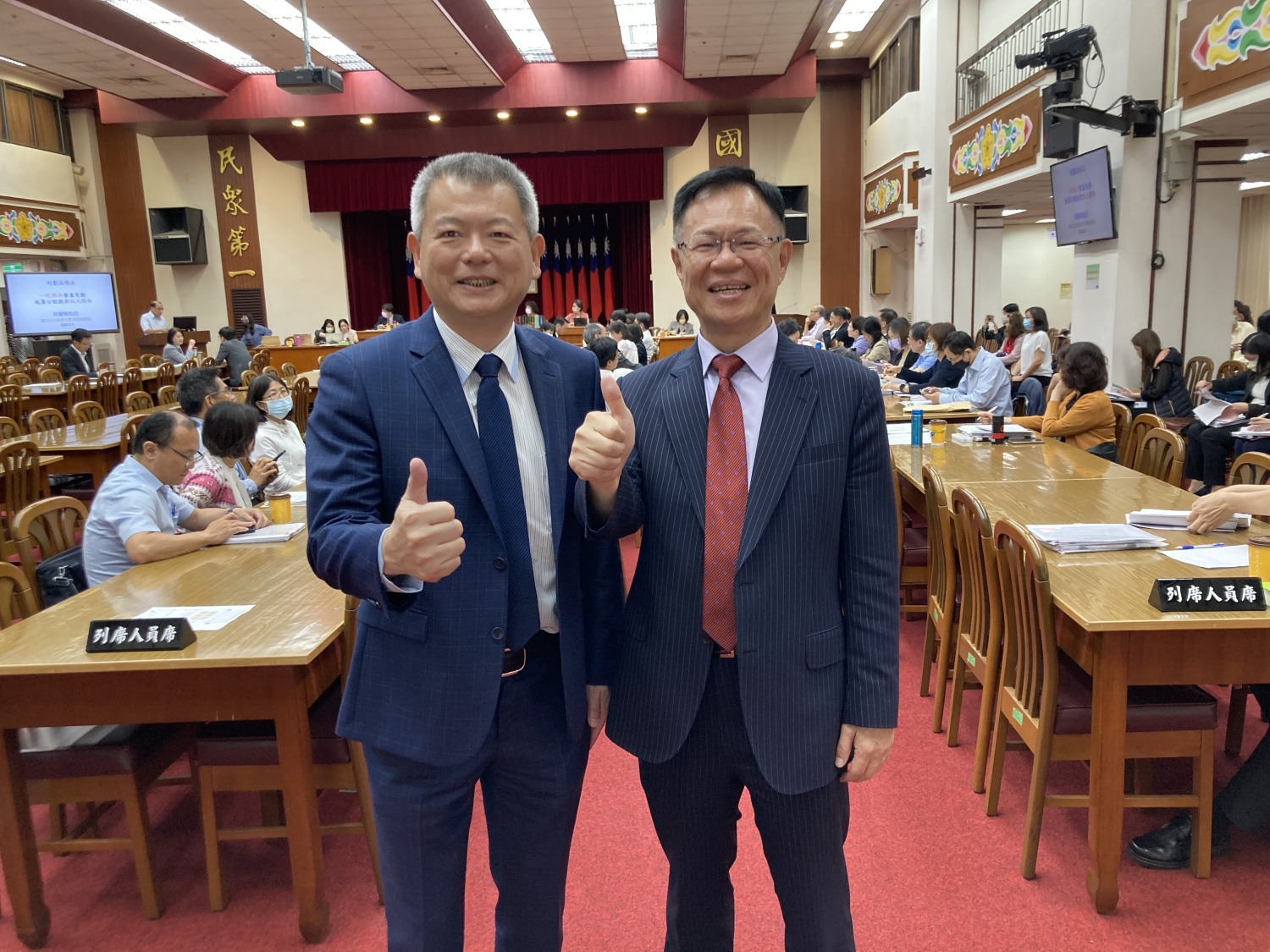 立法委員張啓楷出席財劃法修正草案公聽會時和老朋友--嘉義市副市長林瑞彥合影。(圖/張啟楷國會辦公室提供)