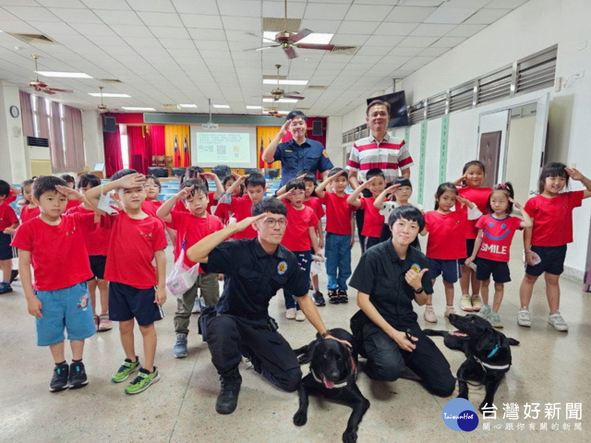 小朋友見警犬。林重鎣