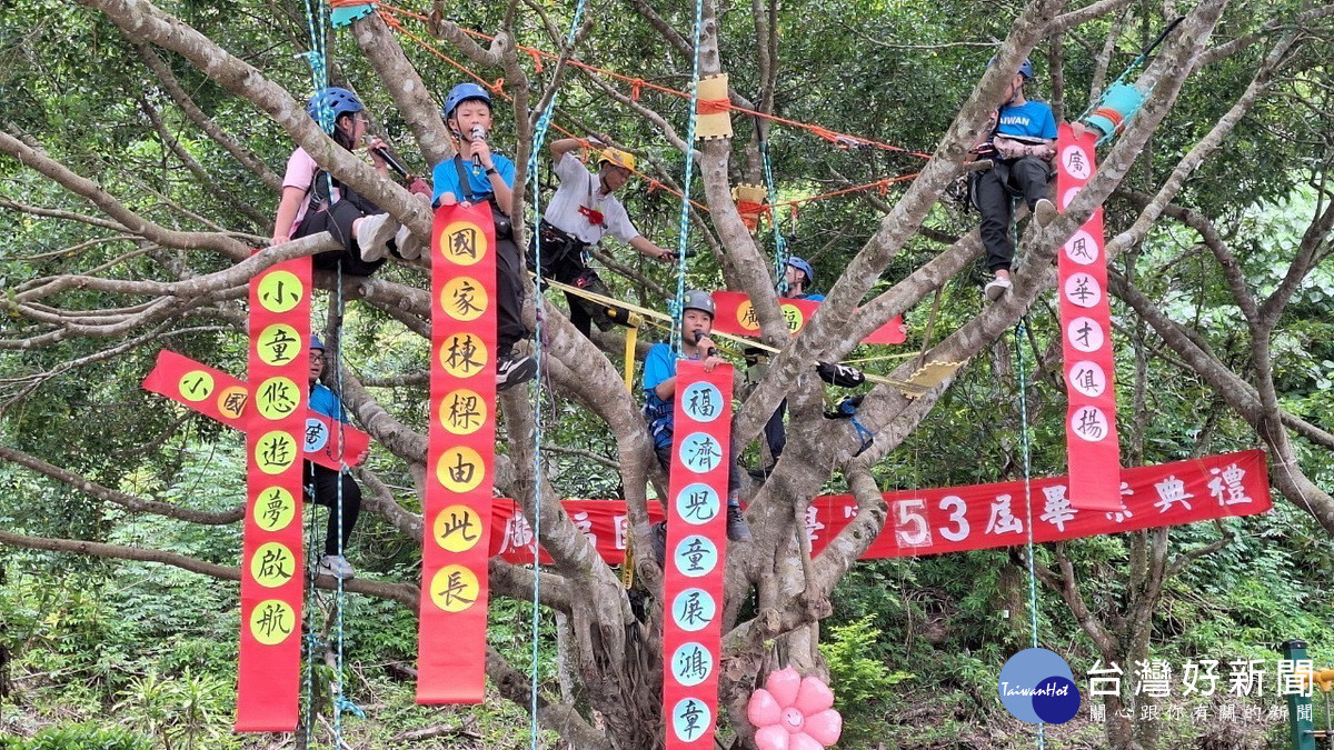 學童展示祝福標語。(廣福提供)