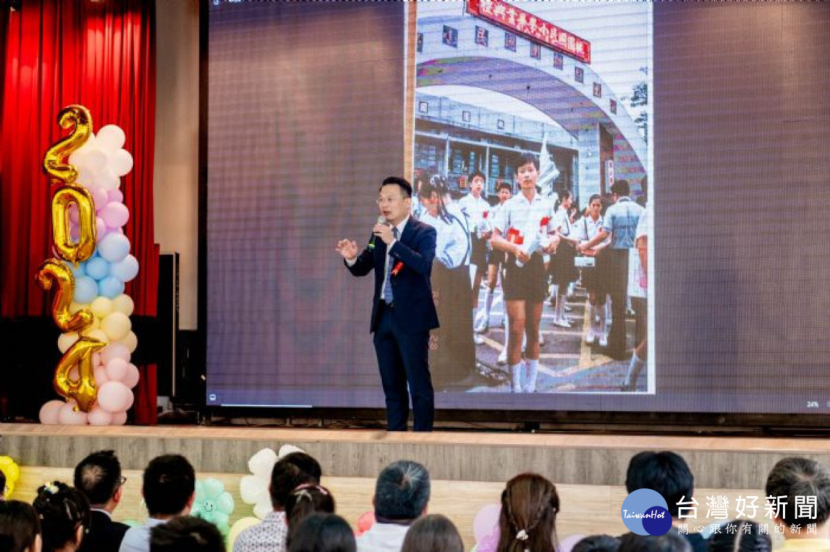蘇副市長向畢業生們分享自己畢業時的照片。