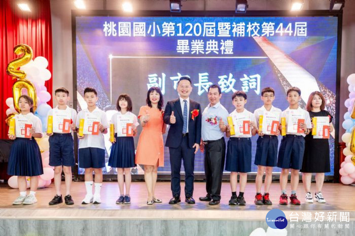 蘇副市長與榮獲市長獎的畢業生合影。<br /><br /> <br /><br />