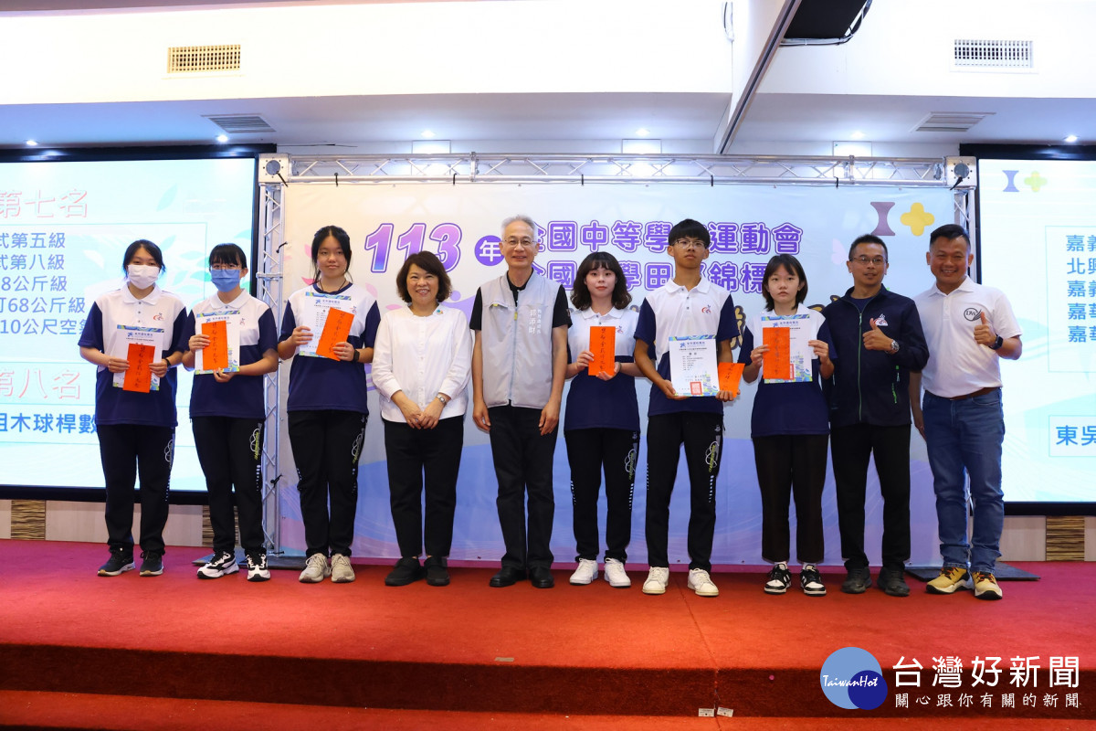 嘉義市府舉行「113年全國中等學校運動會」及「113年全國小學田徑錦標賽」嘉義市代表隊慶功宴,由市長黃敏惠頒發逾94萬元獎勵金/嘉義市府提供