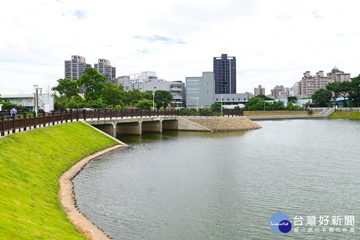 大湳滯洪池滯洪量達15萬立方公尺,可削減大灣溝7.1CMS洪峰流量。<br /><br />