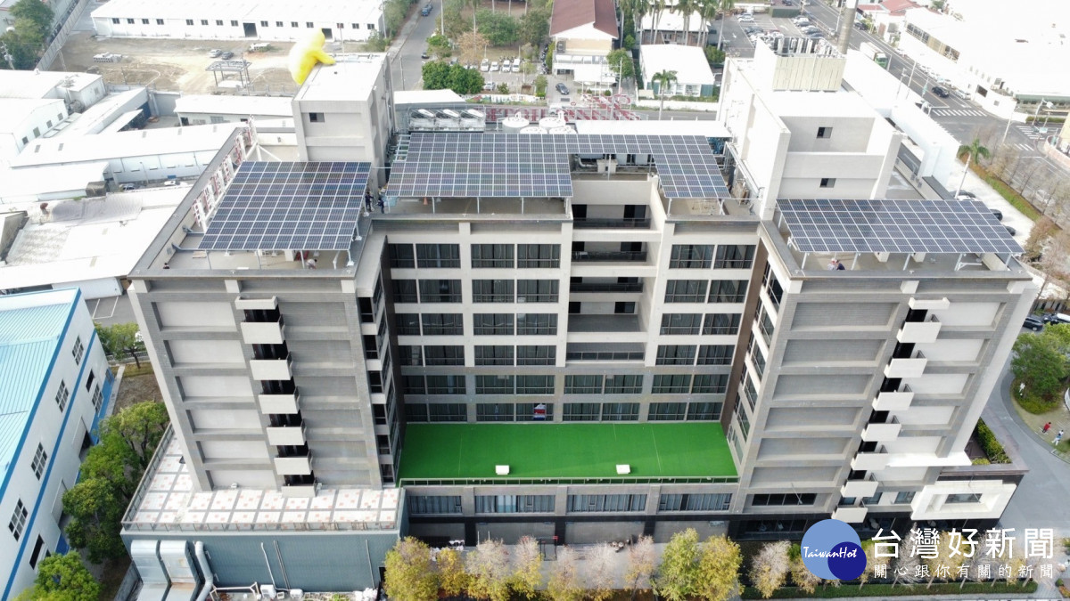 新悦花園酒店於屋頂設置太陽能光電板發電供館內設備使用/陳致愷翻攝