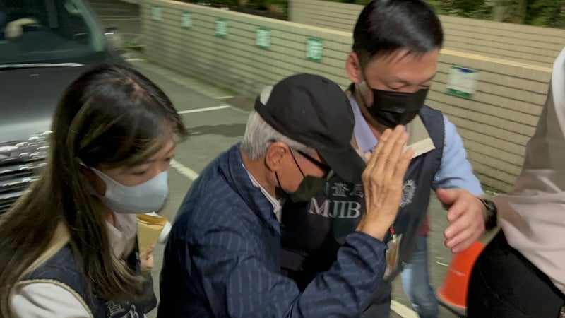 吳東進(左2)被控營運新板傑仕堡時涉保險法特別背信罪,12日凌晨1時許移送新北地檢署複訊。中央社